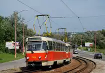 Tw.7828 + 7827 haben soeben die Haltestelle Dolne Krcace verlassen und nehmen die Steigung nach Karlova Ves in Angriff.(27.08.2015)