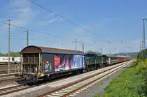 Die Ce 6/8 III 14305 «Krokodil» fährt an das große Jubiläum «100 Jahre elektrische Züge» in Gävle/Schweden. Hier sehen wir den ganzen Zug von hinten. Angehängt sind: Güterwagen 237 04 58-1, die Ce 6/8 III 14305, der Personenwagen 51 85 89 - 30 501-1, der Restaurantwagen 61 85 88 - 70 004-6, dann die Personenwagen 56 80 50 - 71 213-8, 56 80 50 - 71 222-9 und 56 80 50 - 71 220-3 und zum Schluss die Lok 103 222-6. Die Aufnahme stammt vom 31.08.2015.