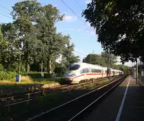 Der ICE3 NS aus Brüssel-Süd-Frankfurt am Main kommt aus Richtung Aachen-West als Umleiter und fährt durch Kohlscheid und fährt in Richtung Herzogenrath,Neuss. 
Bei schönem Sonnenschein am Abend vom 29.7.2015.