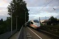 Der ICE3 DB aus Frankfurt am Main-Brüssel-Süd kommt durch Kohlscheid als Umleiter aus Richtung Neuss,Herzogenrath und fährt in Richtung Aachen-West,Hbf und fährt die Kohlscheider-Rampe hoch nach Aachen-West.
In der Abendsonne am Abend vom 29.7.2015.