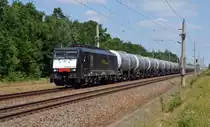189 105, welche für die LTE im Einsatz ist, führte am 09.08.15 einen Kesselwagenzug durch Burgkemnitz Richtung Bitterfeld.