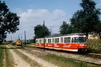 1970 übernahm Stern & Hafferl einige der 1954 von Westwaggon für die Köln-Benzelrather Eisenbahn (KFBE) gebauten Triebwagen und rüstete sie für den Einsatz auf die Linzer Lokalbahn um. Hier verläßt ET 22.135 (ex KFBE 1292) im Juli 1992 den zwischen Eferding und Linz gelegenen Haltepunkt Straß-Emling.