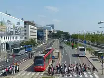 Die Touristen aus dem Reisebus passten nicht alle auf die Fußgängerinsel, so dass einige auf der Fahrbahn stehenbleiben mussten. Auf der Schiene wäre besser gewesen, denn die Linie 6 endet wegen Bauarbeiten zeitweilig hier am Most SNP und hat nach diesem Foto eine etwa fünfminütige Verschnaufpause. 24.8.2015