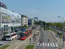 Von ihrer temporären Endhaltestelle Most SNP macht sich die erst knapp 2 Monate alte Zweirichtungsstraßenbahn vom Typ Skoda 30T (Nr. 7513) auf der Linie 6 auf den Weg nach Dúbravka. Das Bild entstand am Donauufer. 24.8.2015