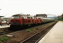 Loks 218 179-0 und 218 126-1 mit IC 737 “Karolinger” Aachen Hauptbahnhof-Kiel Hauptbahnhof auf Kiel Hauptbahnhof am 26-7-1992. Bild und scan: Date Jan de Vries.



