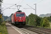 Die rote 185 596-4 von Crossrail zieht einen LKW-Zug durch Namedy Richtung Koblenz. Aufgenommen am 22/08/2015.