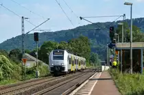 460 010-2 der MRB macht sich nach dem Halt in Namedy wieder auf den Weg gen Köln. Während Horst noch seine Aufnahme begutachtet, nehmen Dennis, Andreas und Hermann eine Auszeit im Wartehäuschen. Die Aufnahme entstand am 22/08/2015.