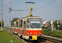 T6A5 7909 + 7910 fahren durch die Račianska ulica stadteinwärts und erreichen demnächst den Betriebsbahnhof Krasnany. (27.08.2015)