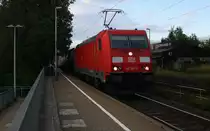 185 261-5 DB kommt als Umleiter mit einem langen Containerzug aus Gallarate(I) nach Zeebrugge(B) und fährt durch Kohlscheid aus Richtung Herzogenrath und fährt die Kohlscheider-Rampe hoch nach Aachen-West. 
In der Abendstimmung am Abend vom 29.7.2015.