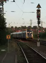 Auf Höhe des nur noch vereinzelt angefahrenen HP  Kaiserslautern Pfaffwerk  fährt Dispo-Taurus ES 64 U2-024 (als 182 524-9 in Diensten der DB Fernverkehr, hier noch im KLeider der WLB) mit IC 2052 im letzten Streiflicht pünktlich von Kaiserslautern aus weiter nach Saarbrücken. Links am HP selbst die Strecke nach Lauterecken-Grumbach, in der Mitte die Hauptgleise der  Pfälzischen Ludwigsbahn  und rechts der Hauptstrecke führen Gleise nach Pirmasens. 
Kaiserslautern, der 31.08.2015