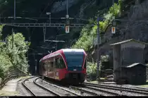 Die RABe 526 gehören noch nicht so lange zur SBB - bis zum Fahrplanwechsel im Dezember 2013 waren der ursprünglich vom RM beschafften Triebwagen, deren Farben sie immer noch tragen für die BLS auf den Linien der S-Bahn Bern und der S-Bahn Luzern unterwegs ehe sie an die SBB verkauft wurden, welche die GTWs im Raum Solothurn-Jura einsetzt. 
Eine Stammstrecke der Triebwagen ist seither die der BLS gehörende und wahrscheinlich nur noch wenige Jahre befahrbare Strecke Solothurn-Moutier, die den 3,8 km langen Weissensteintunnel durchquert. Der Tunnel ist sanierungsbedürftig und die Linie hat einen Kostendeckungsgrad von nur ca. 20%. Doch für das hintere Thal ist die Bahnlinie die mit Abstand schnellste Verbindung in die Kantonshauptstadt Solothurn. Der Kanton setzt sich deshalb für eine Sanierung des Tunnels ein. Auch für den Tourismus wäre es schade, würde die landschaftlich sehr schöne Bahnlinie verschwinden.
Am 28. August 2015 verlässt der RABe 526 284 den Bahnhof Gänsbrunnen am Nordportal des Weissensteintunnels mit nur wenigen Fahrgästen in Richtung Solothurn.
Interessanter Fakt: Die Streusiedlung Gänsbrunnen liegt im Kanton Solothurn, der Bahnhof Gänsbrunnen jedoch im Bezirk Berner Jura des Kantons Bern. Der Zug auf dem Foto befindet sich gerade mitten auf der Kantonsgrenze.
