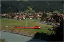 Sommer 2015 - Selbst ein Ausflug in die Berge brachte kaum die übliche Abkühlung: Ein SPB Zug kurz nach Wilderswil auf Berfahrt. 
12. Juli 2015