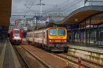 
Der aus Diekirch am 18.08.2015 im Bahnhof Luxemburg angekommene CFL Elektrotriebwagen Z 2020 fährt nun vom Gleis 7 (Voie) in den Abstellbereich. 

Links auf Gleis 5 steht der Coradia Duplex CFL 2220, ein  Elektrotriebwagen der Série 2200 auch als Computermaus bekannt.

