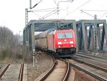 185 211 �berquert mit einem Car Rail Logistic Zug die Allerbr�cke am Bahnhof Celle und ist auf dem Weg in Richtung S�den. 