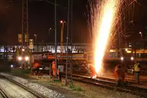 Am Abend des 11.08.2015 wird an der Hackerbrücke in München fleissig geschweisst. im Hintergrund der Hauptbahnhof und die Türme der Frauenkirche.