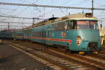 Triebwagen der besonderen Art 451 026-9 verlässt Prag am Morgen des 12.08.2015. Hier gibt es ja noch richtig altes Eisen zu bestaunen. Dieses Design ist aus dem Baujahr 1966.