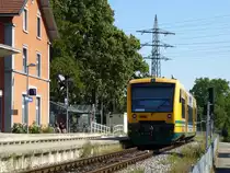 SWEG-Triebwagen verl��t den Bahnbof Eichstetten zur Weiterfahrt nach Endingen am Kaiserstuhl, Aug.2015