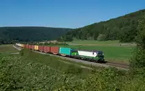 193 223 ELL-WLC mit Containern südwärts bei Wernfeld am 30.8.2015.