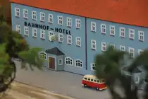 Früher Normalität, heute Mangelware. An den Provinzbahnhöfen gab es damals noch angrenzend ein Hotel, wie hier in Tirschenreuth. (Bahnhofsmodell Tirschenreuth), 03.04.2015