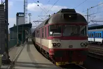 854 016-3 Pistalka als OS nach Rumburk, abfahrbereit in Decin.
Det Lokführer wies den den Fotografen auf eine kleine Fahrzeugsammlung, öffentlich zugängig, am BW Decin hin.  29.08.2015 10:21 Uhr.