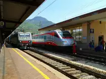 Rechts, der ETR 485 062-4 als FRECCIAGENTO 9462 (Roma Termini - Bolzano/Bozen) und links ein durchfahrender Güterzug in Richtung Süden bespannt von E 405.025. Aufgenommen am 1.9.2015 im Bahnhof Bolzano/Bozen.
