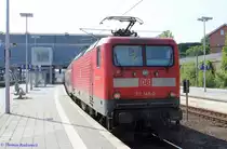 Lübeck Hbf am 24.8.2015. 112.1 der ehemaligen Deutschen Reichsbahn steht abfahrbereit für den RE nach Hamburg Hbf. Die 112.1 fahren jetzt für die DB Regio. Ergonomie und Design der isolierten Führerstände mit Klimaanlage (damals in der DDR eine Ausnahme) erfolgte durch die Hochschule für Industrielle Formgestaltung Halle (Saale). Ich las am 2.9.2015 den Hinweis, daß diese Lok mit Beginn der 90ziger schon an die Deutsche Bundesbahn ausgeliefert wurde (Nr. 146-190).