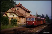 Das passte damals doch zusammen: Alter Landbahnhof und eine dreiteilige Schienenbus Garnitur!
Bahnhof Rippberg am 5.7.1991: Um 8.15 Uhr kam VT 798824 mit dem Beiwagen 998728 und 127 als Zug7613 nach Seckach an.