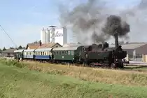 NLB 93.1420 fährt am 30.August 2015 mit dem SR 17089 aus dem Bf. Wilfersdorf-Hobersdorf.