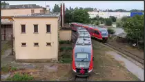 Feierabend für die 2 Desiro Dieseltriebwagen der Baureihe 426, bei der Magyar Államvasutak (MÁV) zuvor als 6342 eingereiht. Hier werden die Desiros gerade für den nächsten Morgen vorbereitet,es steht an ... die Wartung, Innenreinigung und das Betanken. Szenario vom 05.August 2015 am Bahnhof von Komárom (H).