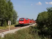 Die 245 010 mit einem RE nach München am 28.08.2015 unterwegs bei Thalham.