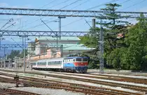 1 141 376 fährt mit Personenzug – putnički vlak 4001 Rijeka/Pflaum/Fiume (13:35)
 – Ogulin – Karlovac/Karlstadt – Zagreb Gl. kol./Agram Hbf. (18:22) im Startbahnhof ab; 28.08.2015