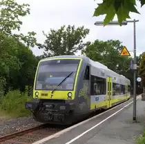Bad Steben ist ein Markt im oberfränkischen Landkreis Hof und das höchstgelegene Staatsbad in Bayern. Die Eisenbahn hat schon bessere Zeiten erlebt aber wenigstens ist sie noch vorhanden. Die Bahnstrecke 5021 Hof - Bad Steben ist 27 Km lang und wird im  technisch unterstützten Zugleitbetrieb befahren. Einziger Kreuzungsbahnhof ist Selbitz. Agilis VT 640.704 hat Ausfahrt, die durch ein blaues Blinklicht angezeigt wird, aus Bad Steben in Richtung Münchberg über Hof Hbf. 19.08.2015