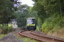 Die Bahnstrecke Hof - Bad Steben ist 27 Km lang und führt durch die oberfränkische eher dünn besiedelte Landschaft. Auf den ersten 11 Kilometern geht es steil bergauf, zwischen Hof (495 Meter) und Stegenwaldhaus (591 Meter) werden auch die modernen Fahrzeuge gefordert. Wir trafen am Ortsausgang von Bad Steben einen pensionierten Eisenbahner, der uns im Alter von über 80 Jahren von der guten alten Eisenbahnzeit erzählte. Es habe sogar früher Kurswagen aus dem Ruhrgebiet nach Bad Steben gegeben. Und er hat nicht gemogelt, wie man aus dem Kursbuch von 1985 ersehen kann. ( D 2656 Hof-Bamberg-Würzburg-Lauda-Heidelberg-Ludwigshafen mit Kurswagen Bad Steben/Hof-Dortmund, Bad Steben/Hof-Emden/Oldenburg) Wir begnügten uns mit VT 650.701 von Agilis der auf der Relation Bad Steben - Münchberg gerade Bad Steben verlassen hatte. Bahnstrecke 5021 Hof - Bad Steben 19.08.2015