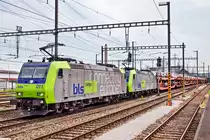 Re 485 011 und die RE 485 019 fahren in Pratteln mit einem Autozug gen Norden.Bild Juli 2015