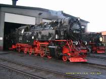 Die 99 7240 un im Hintergrund die 99 7232 mit dem Rauchkammerschild vor dem Werniger�der Lokschuppen an einem Sonntag Abend