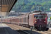 Viel heisse Luft strömt aus den Lüftergittern der Re 425 193  Steg  als sie mit einem Schiebewandwagen Ganzzug durch den Bahnhof Frenkendorf fährt.Bild Juli 2015