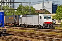 186 909 fährt mit einem UKV Zug in Pratteln vorüber.Bild vom 20.8.2015