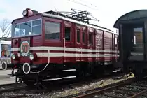 Eine wirkliche Besonderheit, wie ich sie noch nicht gesehen habe sind die Elektro-Gütertriebwagen E21 und E22 der BR493 mit ihren Holzaufbauten, hier im Bild E22 im restaurierten Erscheinungsbild der 1960er-Jahre. Die Loks sind im Besitz der Verkehrsbetriebe Extertal GmbH (VBE) und von der LEL angemietet. Technische Daten: Baujahr: 1927 - Hersteller: Norddeutsche Waggonfabrik, Bremen und der elektr.Teil AEG, Berlin - Achsfolge: Bo'Bo' - Leistung: 41t - Höchstgeschw.: 30km/h - LüP: 10,32m 