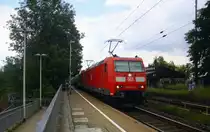 185 074-2 und die 145 079-0 beide von DB kommen als Umleiter mit einem langen Kesselzug aus Ludwigshafen-BASF(D) nach Antwerpen-BASF(B) und fahren durch Kohlscheid aus Richtung Herzogenrath und fahren die Kohlscheider-Rampe hoch nach Aachen-West. 
Bei Sonne und Regenwolken am Mittag vom 30.7.2015.