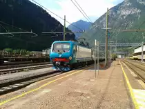 E 464.057 am Zugschluss der R 20724 (Merano/Meran - Brennero/Brenner) am 1.9.2015 bei der Abfahrt in Fortezza/Franzensfeste.