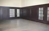 1.9.2015 Röngental. Schöne getäfelte Wand im EG. Wie der Fahrkartenverkauf aussah weiß ich nicht. Bis Anfang der 90er wurden hier Lehrlinge ausgebildet