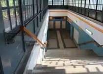 1.9.2015 Röntgental. Bahnsteigzugang. Man beachte die geschmiedeten Geländerbefestigungen.