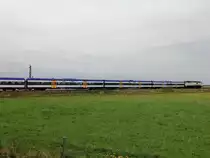 MaK 2700-11(NVR Nummer 92 80 1251 011-3-D-VL) als NOB NOB81752 auf der Fahrt nach Westerland (Sylt) am Bahnübergang in Keitum gesehen am 18. August 2015. 