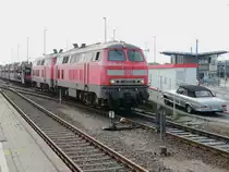Beladung Sylt Shuttle  AS 1421 mit 218 371-3 und 218 386-1 am 20. August 2015 im Bahnhof Westerland (Sylt) – Weesterlön (Söl).

