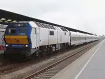 Bahnhof Westerland (Sylt) – Weesterlön (Söl), Einfahrt MaK 2700-07 (NVR Nummer 92 80 1251 007-1-D-VL) aus Hamburg - Altona  kommend am 20. August 2015. 