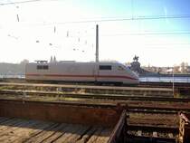 ICE-Triebkopf 401-566
abgestellt in
Koblenz-Ehrenbreitstein (rechtsrheinisch!)
mit Blick auf das deutsche Eck (M�ndung der Mosel in den Rhein)
15.12.2006
