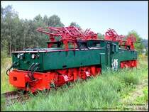 Diese gro�e Grubenlok steht auch am Technischen Denkmal Brikettfabrik in Domsdorf und brachte fr�her die Rohbraunkohle vom Tagebau um Tr�bitz zur Brikettfabrik. Sch�n zu sehen, die 6 (!) Stromabnehmer f�r die verschiedensten Fahrleitungssysteme. Domsdorf, 11.09.05