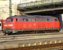 218 385 hat gerade den RE 454 von Prag nach M�nchen an eine 111 weitergegeben und befindet sich nun auf dem Weg zum Abstellgleis. 17.20.2007 Regensburg Hbf.