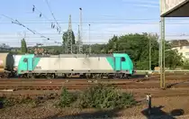 Die Cobra 2805 fährt mit einem langen gemischten Güterzug aus Antwerpen-Noord(B) nach Köln-Gremberg bei der Ausfahrt aus Aachen-West und fährt in Richtung Aachen-Schanz,Aachen-Hbf,Köln. Aufgenommen vom Bahnsteig in Aachen-West. 
Bei Sommerwetter am Abend vom 22.8.2015.