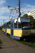 Das ist die Strassenbahn Nr 211 von Zhytomyr. Es gibt nur eine Strecke mit der Länge von 6,8 km. Spurbreite 1000mm und meist mit Tatra KT4SU. Fast alle Bahnen haben unterschiedliche Werbeaufschriften und machen das sammeln zur grossen Freude. Bild am 18.08.2015. Die Kategorie wird bald verbessert!